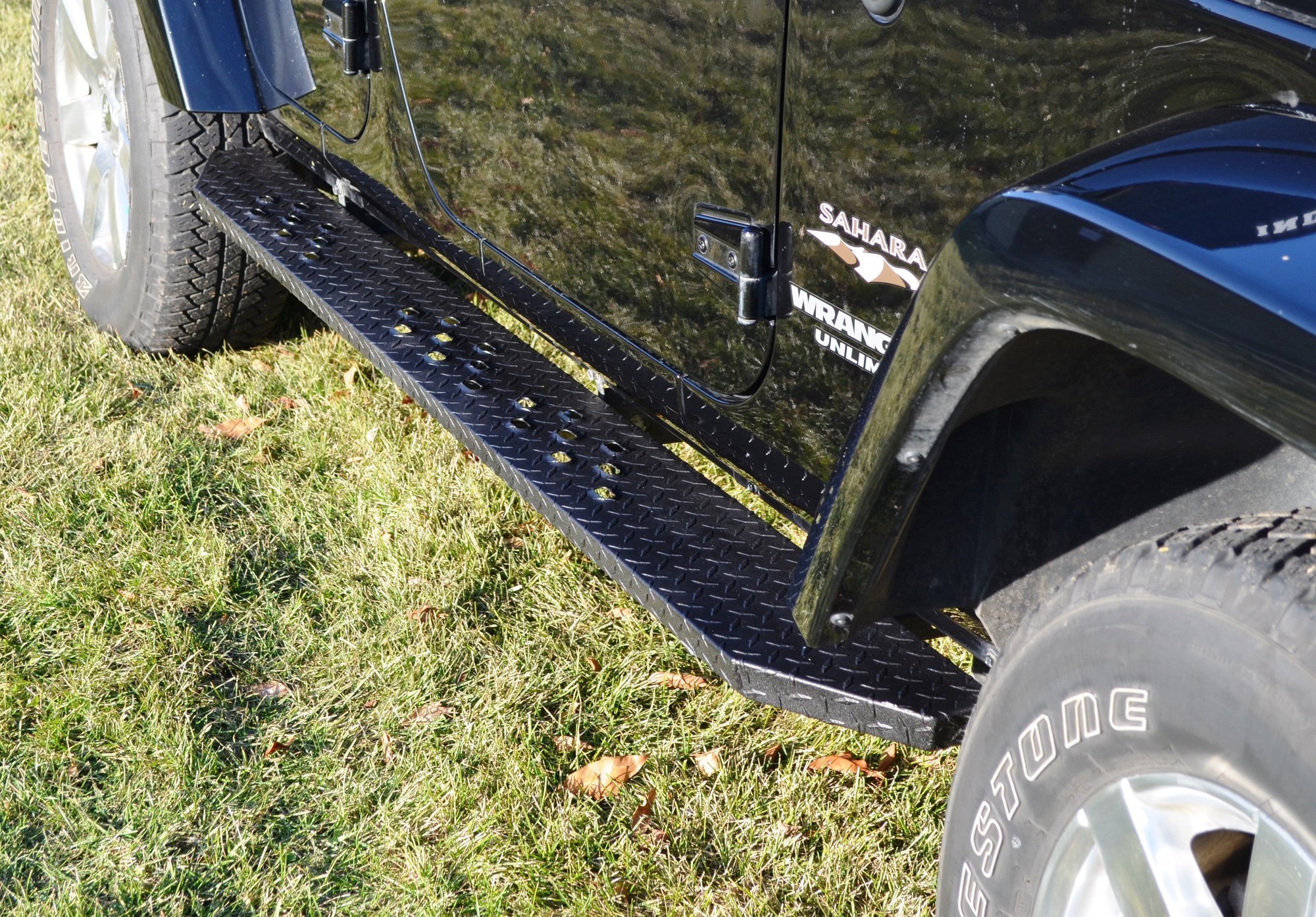 Owens Products 850031382 Venum Star Burst Running Boards Diamond Tread Mill Finish Black Aluminum for 18-26 Jeep Wrangler JL Unlimited